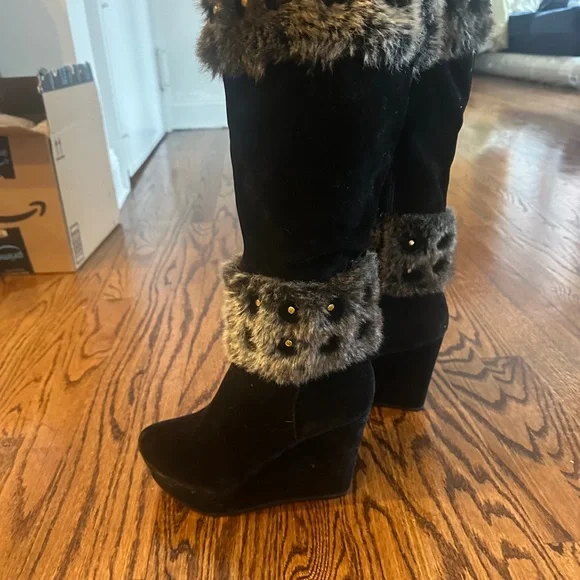 Elegant Black Wedge Boots with Faux Fur Trim - Picture 4 of 12